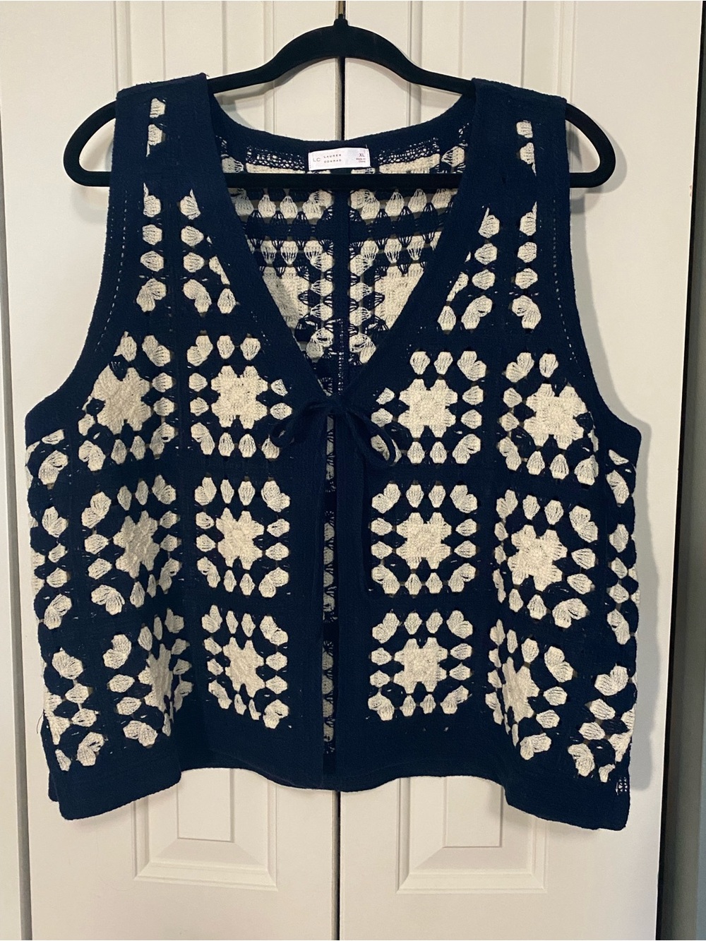LC Lauren Conrad Navy and Cream Crochet V-Neck Vest XL
